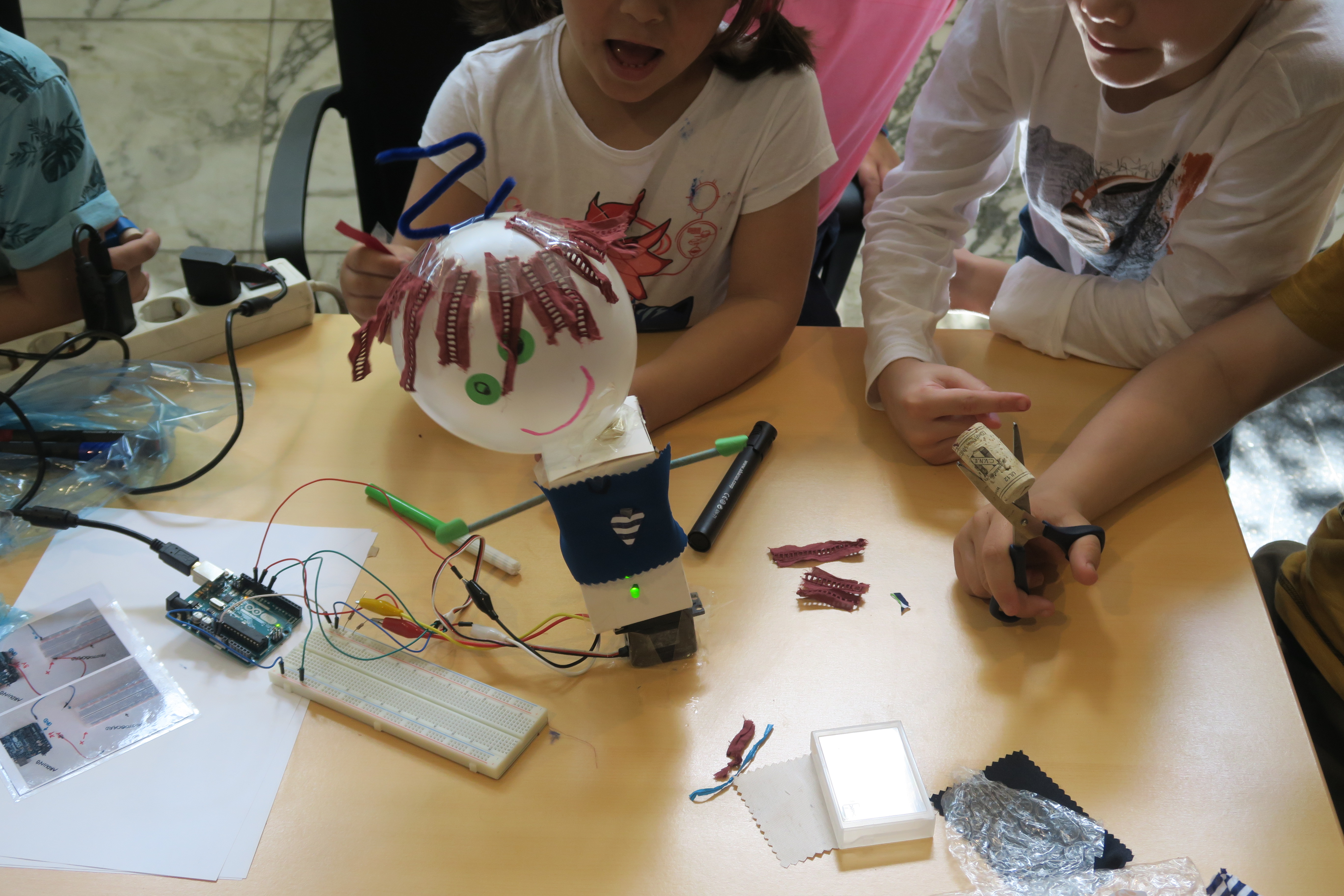 ROBOT DO-IT-YOURSELF: ACTIVIDAD INFANTIL PARA EL FAMILY DAY DE ZURICH